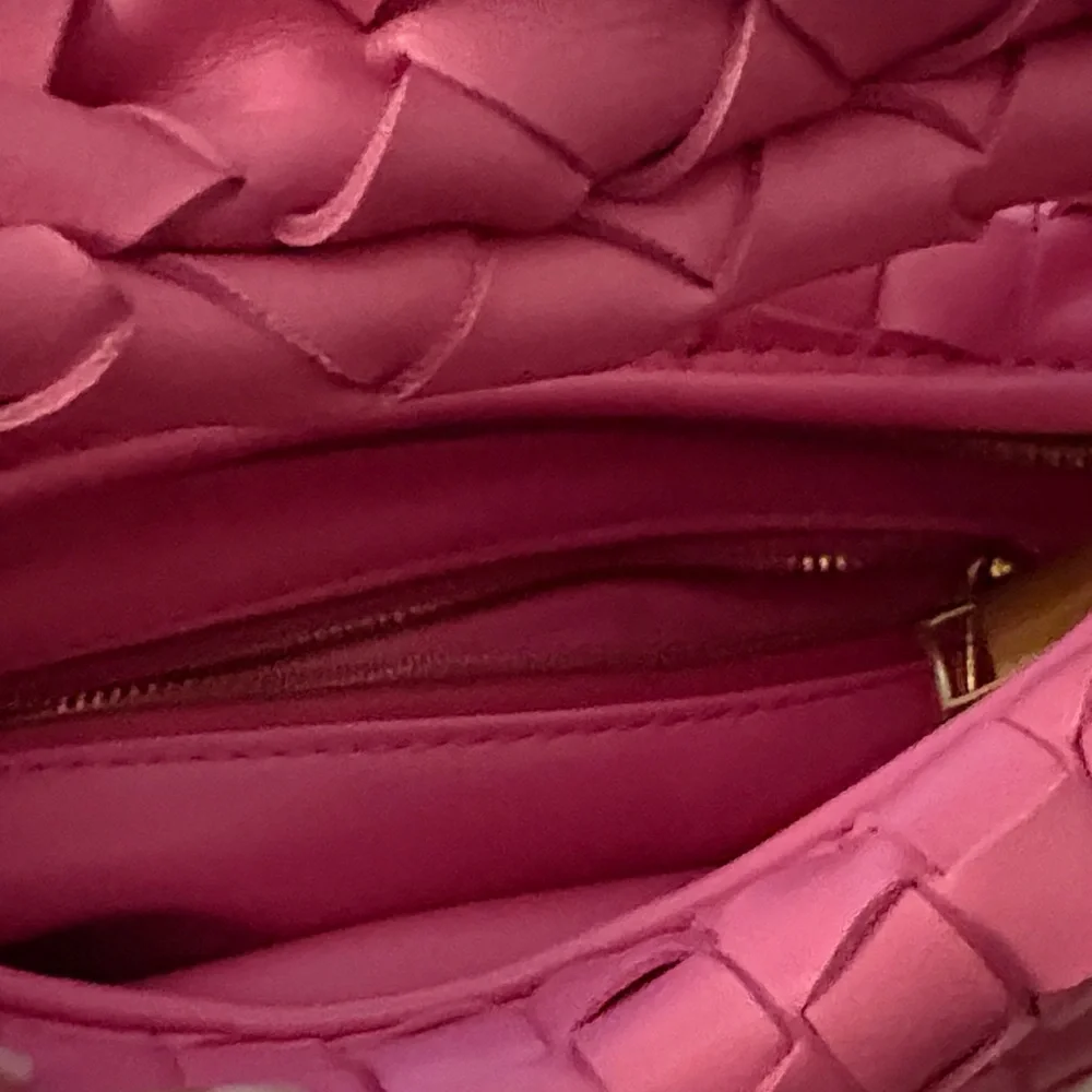 Elegant Pink Woven Shoulder Bag - Picture 5 of 6